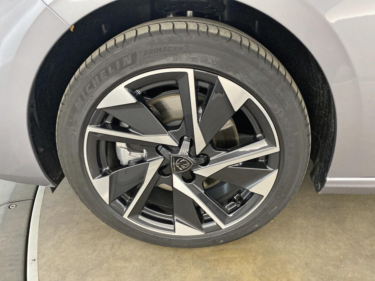 Peugeot 308 hybrid 145 e-dcs6 allure — photo 11