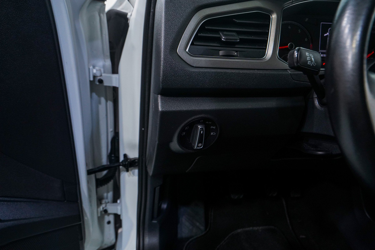 Volkswagen T-Roc — photo 22