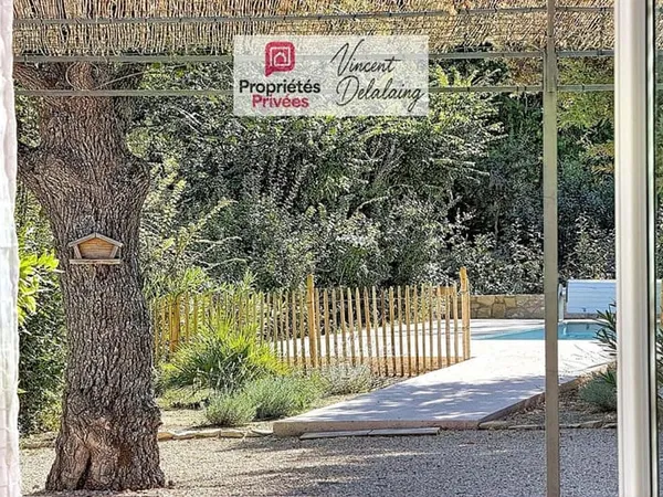 Maison de plain pied sur grand terrain avec piscine