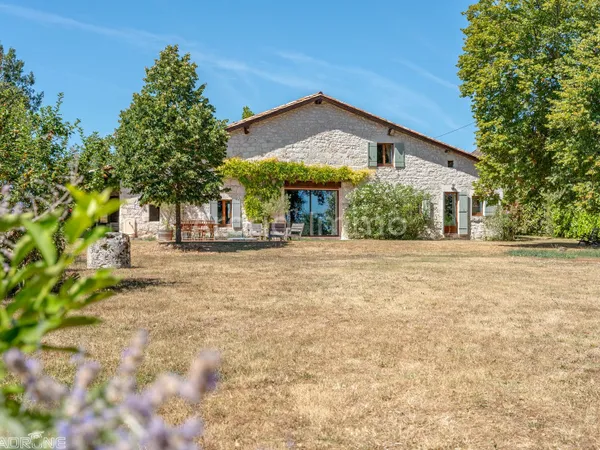 Superbe propriété avec piscine et vue dégagée dans la vallée