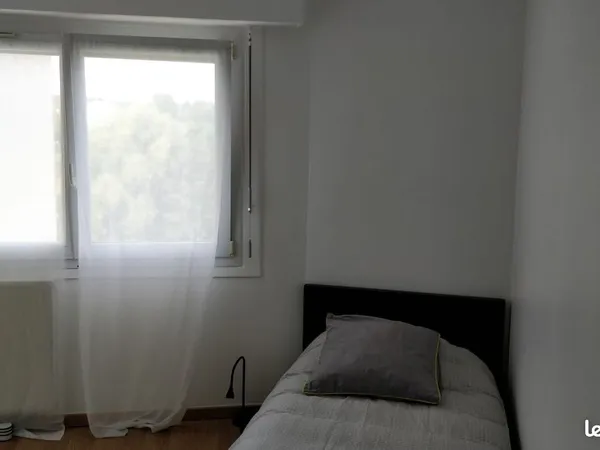 Chambre 10 m² + dressing 2 m² à louer dans grand appartement en colocation