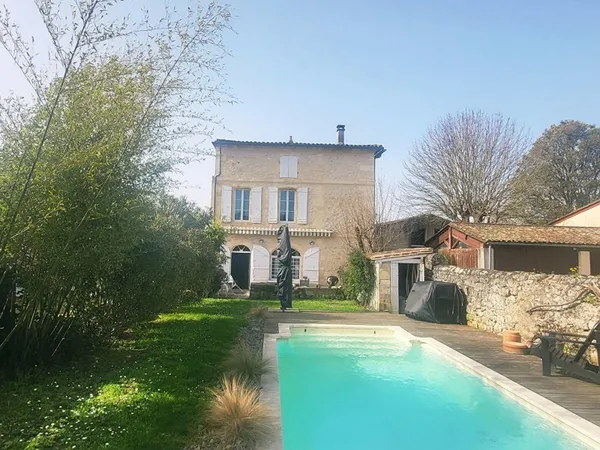 Très belle maison en pierre rénovée à Plassac ( 33390 )