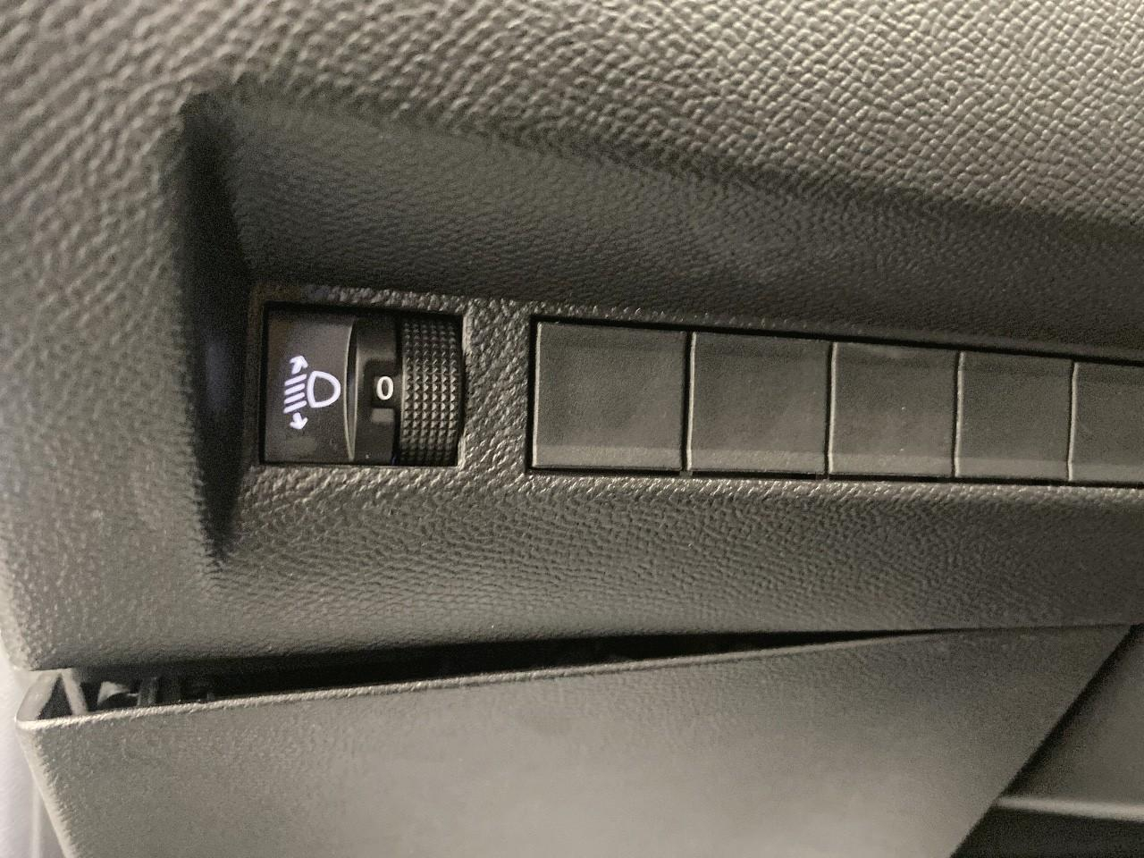 Peugeot 208 hybrid 110 ch e-dcs6 allure — photo 19