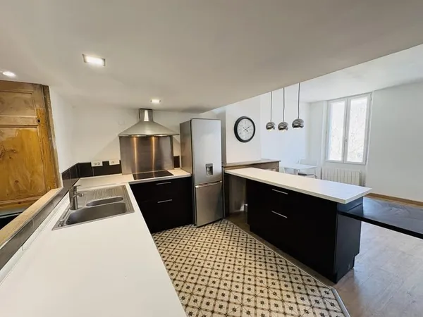 Appartement rénové, en plein centre, très lumineux.