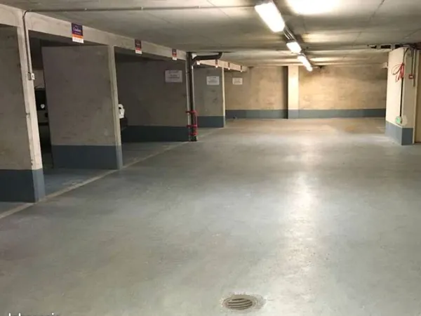 Grande place de parking disponible immédiatement