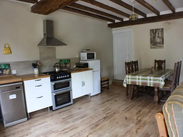 Maison et gîte avec équipements de loisirs.