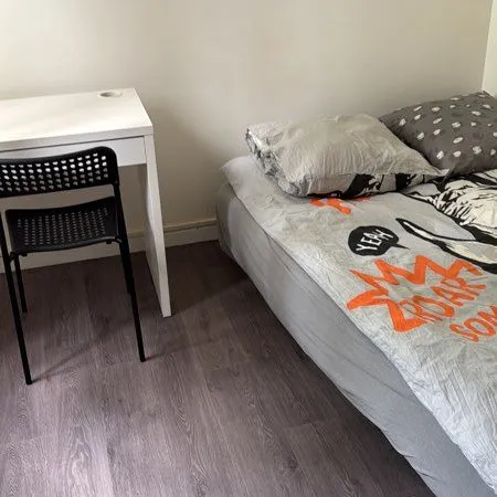 Chambre meublée