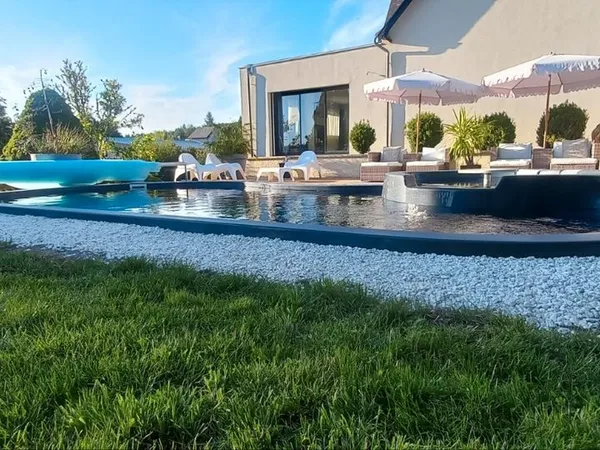 Villa avec piscine jacuzzi et local commercial