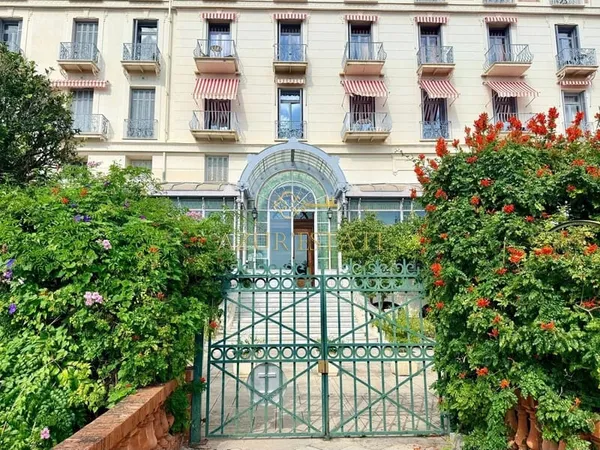 MENTON / QUARTIER DES TERRES CHAUDES : 2 PIECES DERNIER ETAGE