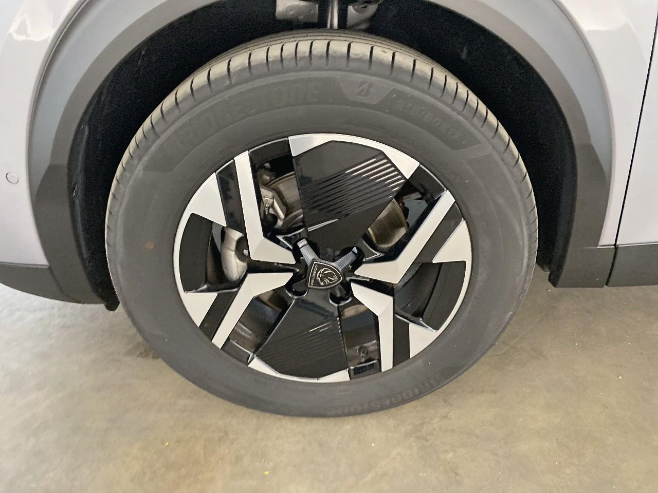Peugeot 2008 hybrid 145 ch e-dcs6 allure — photo 11