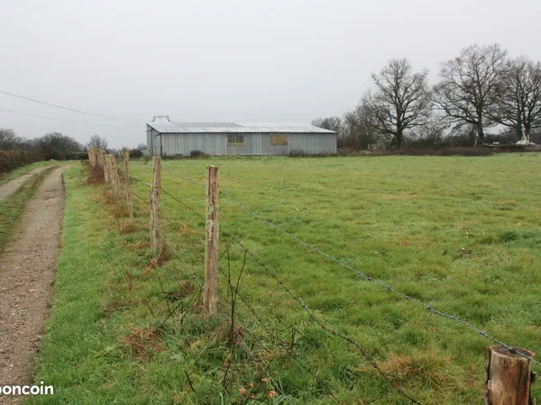 Terrain agricole avec bâtiment