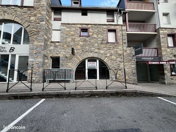 Local commercial 56 m² centre-ville Saint-Lary Soulan