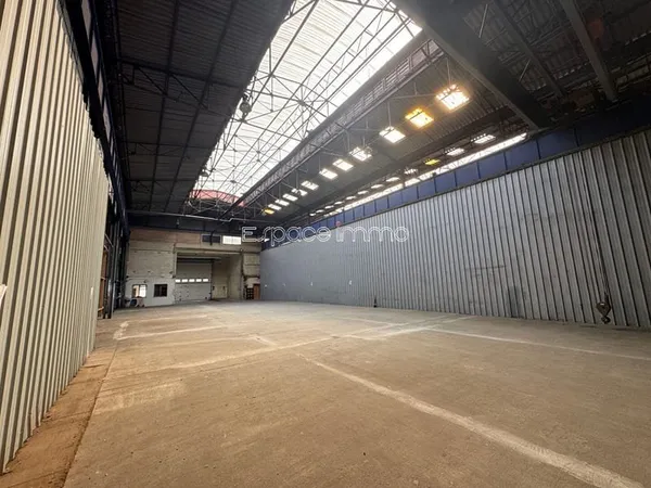 LOCAL COMMERCIAL AVEC BUREAUX ET ATELIER - LE HOULME - 650 m² - PARKING