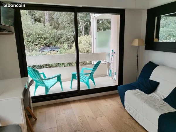 Studio meublé à l année