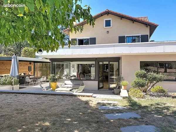 Maison 8 pièces 258 m²