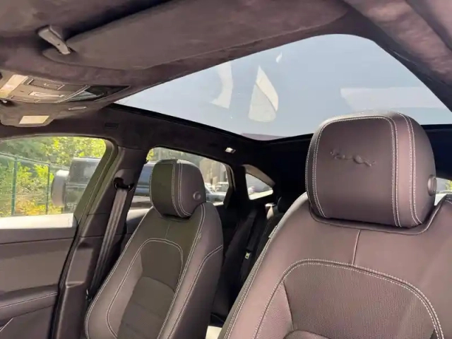 Jaguar E-Pace p270e ch phev awd bva — photo 19