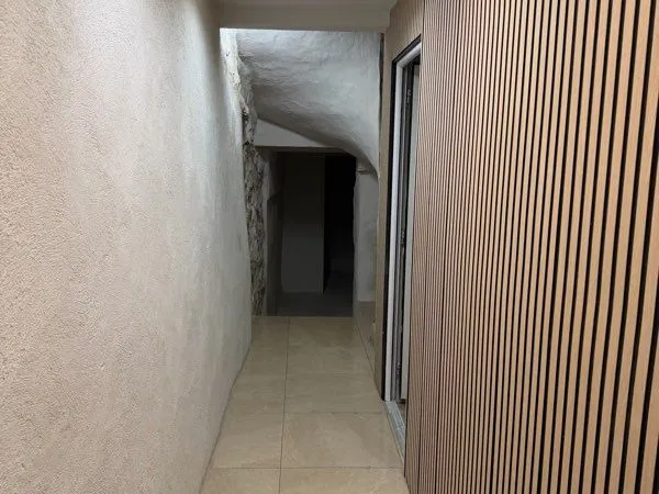 AURIOL CENTRE - Studio 17 m² rénové à neuf avec cave - DPE C CHARME DE LA PIERRE - RÉNOVATION COMPLÈ