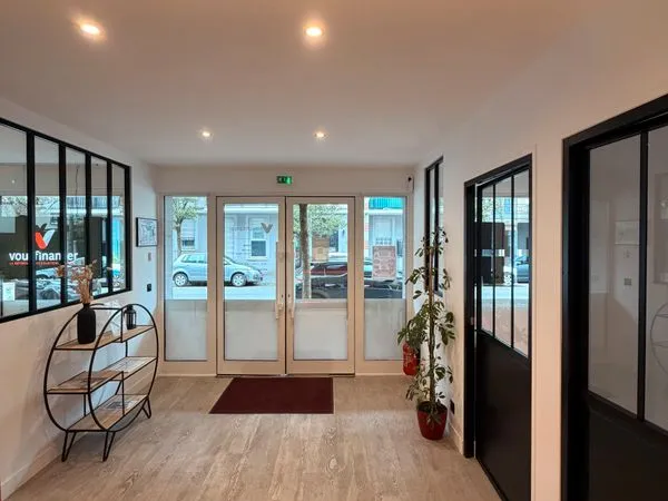 Local commercial / bureaux 89 m² - pontault-combault - vitrine d'angle - 2 stationnements