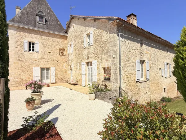 Demeure historique du XVIIe siècle au coeur du Périgord Vert