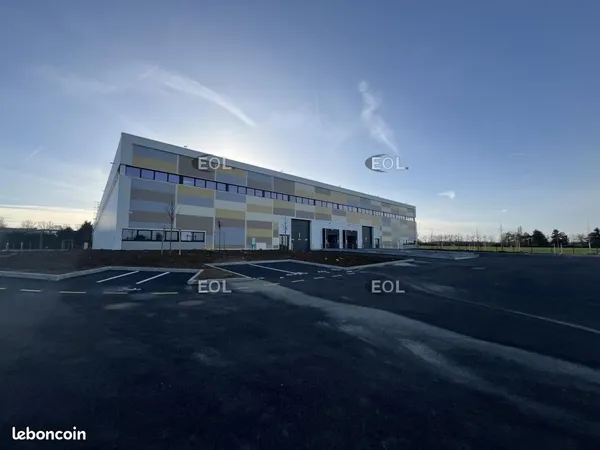 Local industriel 1 586 m²