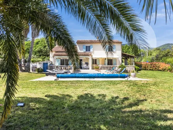 Villa de 150 m sur 2150 m2 de terrain plat avec piscine