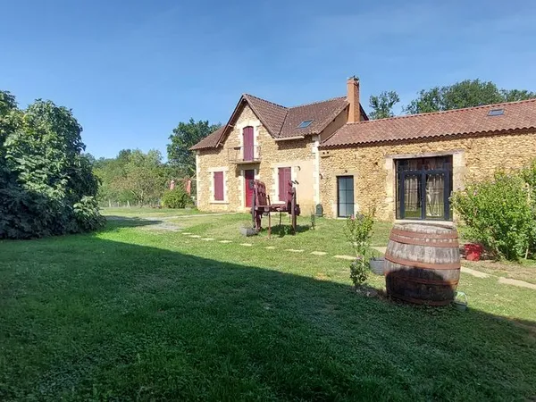 Propriété en pierre Dordogne - 3 habitations - env. 400 m² habitables - 4,6 ha - fort potentiel tour