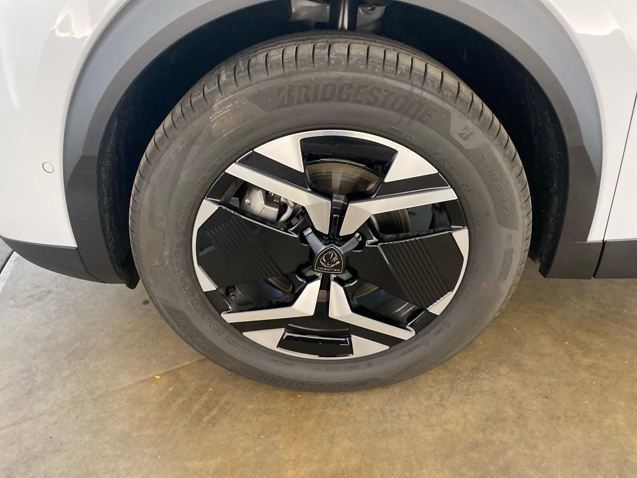 Peugeot 2008 hybrid 145 ch e-dcs6 allure — photo 11