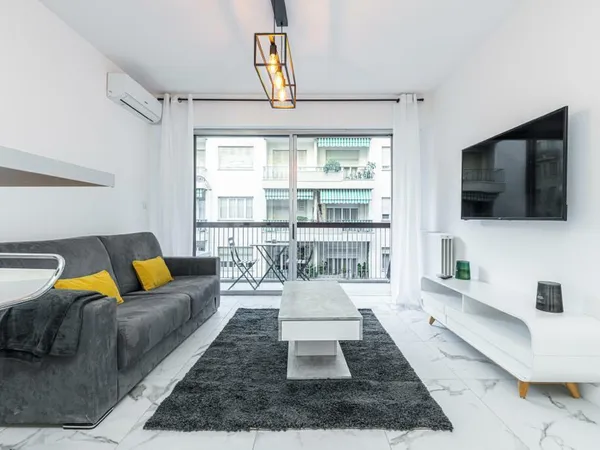 COEUR LIBERATION STUDIO MEUBLE + BALCON + CLIMATISATION