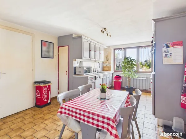 Maison mitoyenne - 148 m² - 6 Pièces - 3 chambres - Terrasse - Jardin - Garage