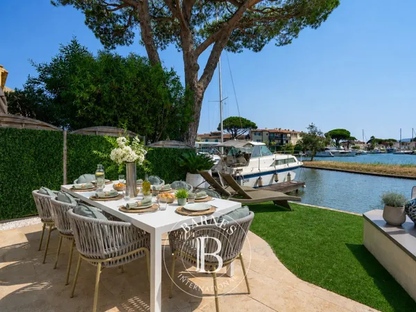 PORT-GRIMAUD - MAISON DE PÊCHEUR D'ANGLE AVEC AMARRAGE ET VUE DEGAGEE