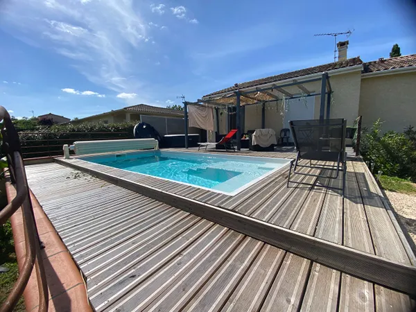 A vendre Villa récente à Saramon de 4 Chambres avec joli jardin et piscine