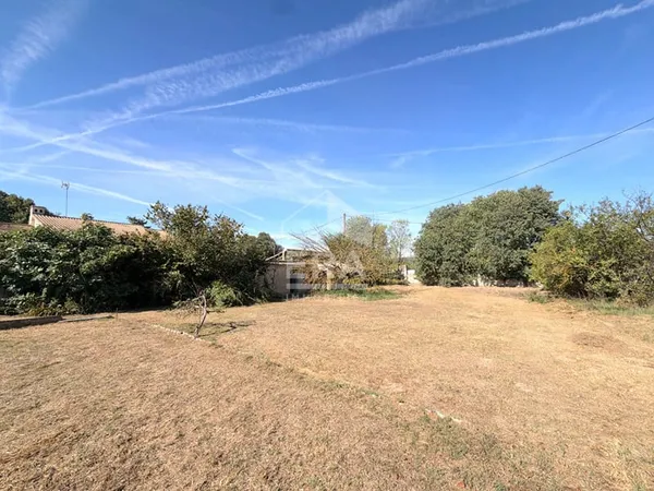 A VENDRE 84120 PERTUIS TERRAIN CONSTRUCTIBLE LIBRE CONSTRUCTEUR 680M²