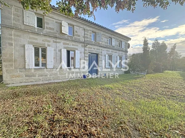 Maison en pierre - 3 chambres - jardin et piscine - 5 mins d