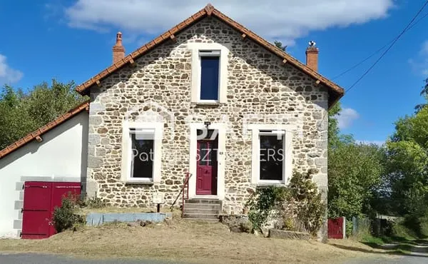 GIAT - MAISON EN PIERRES AVEC POTENTIEL, TERRAIN CLOS DE 842 M²