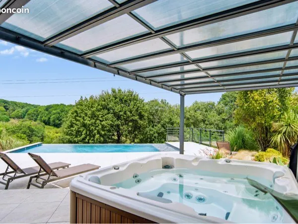 Maison familiale de 190 m² avec piscine, jacuzzi et terrain de 2 000 m² - Mouguerre