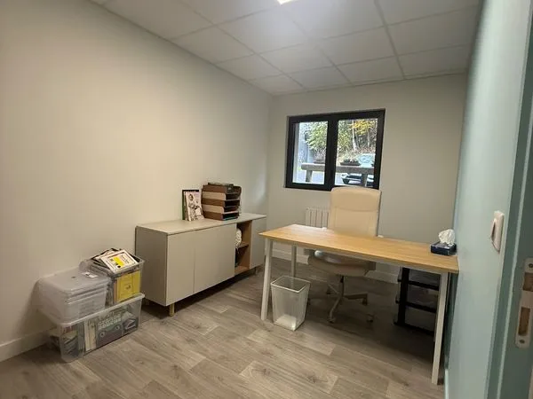 Bureau privé dans local commun de 110m2