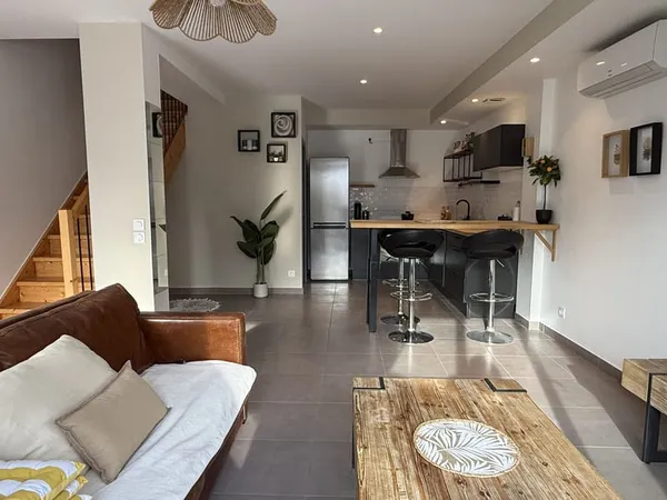 Maison de ville avec terrasse et garage à Vauvert