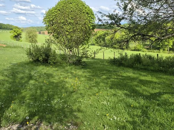 Terrain constructible 700 m² - Vue dégagée - Sud/Sud-Est - 20 min Besançon