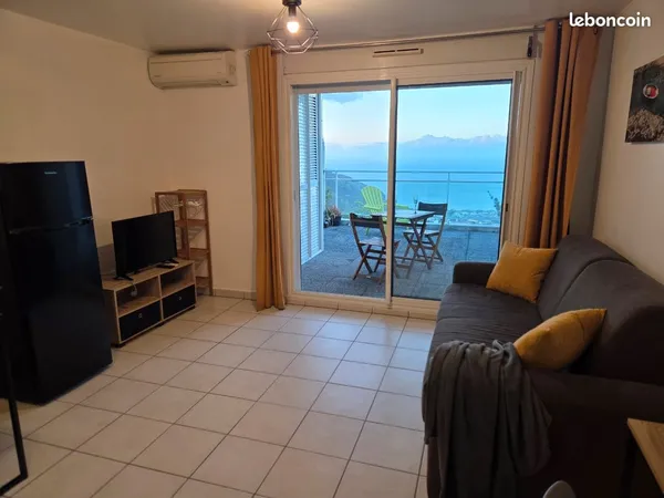 A louer Studio meublé à Bellepierre avec jolie vue mer