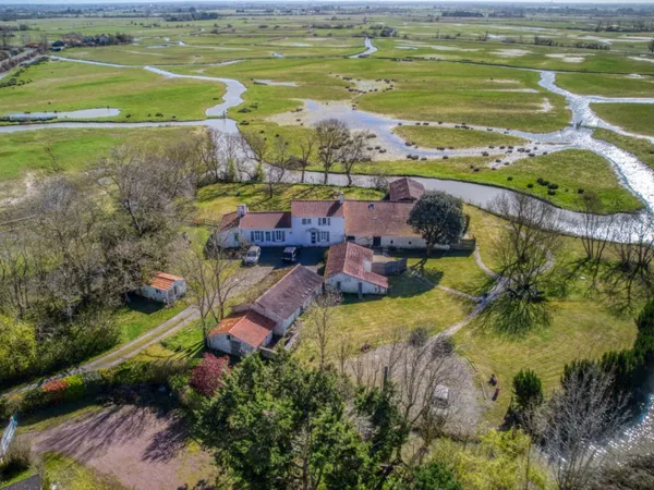 Ensemble immobilier au coeur du marais - Maison + 3 gîtes