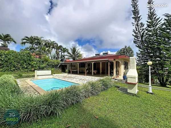 Villa t5 + bungalow- piscine petit bourg