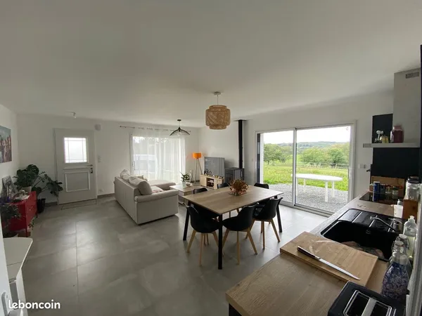 Maison récente, plain-pied, 3 chambres et jardin de 700 m²