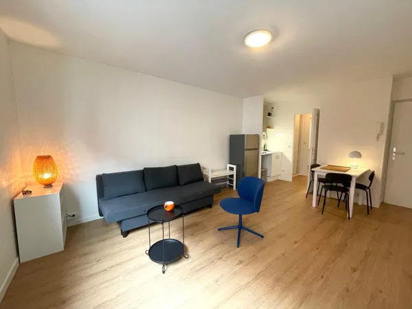 Loue studio meublé à Paris, près métro Couronnes