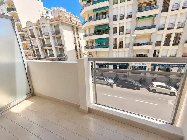 Studio avec balcon proche Libé