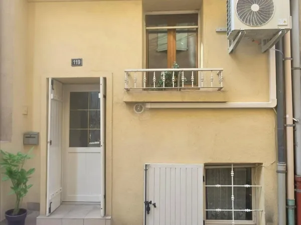 T2 meublé et équipé dans petite copropriété sans syndic et sans charge.
