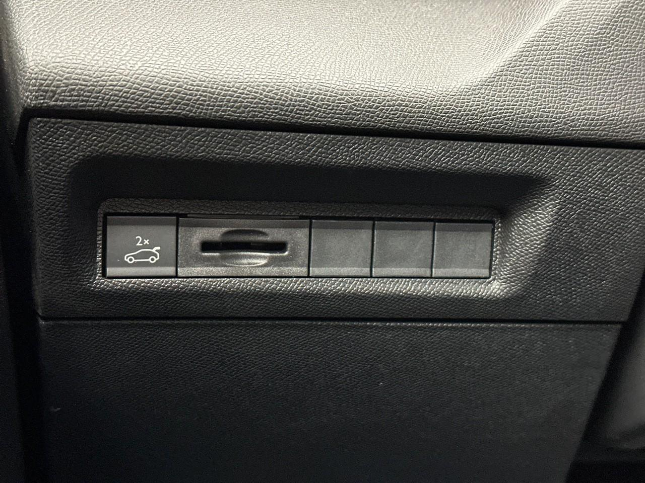 Peugeot 408 hybrid 145 e-dcs6 gt — photo 19