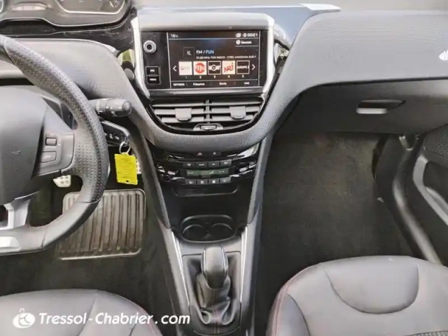 Peugeot 208 1.2 puretech 110ch s&amp;s bvm5 gt line — photo 11