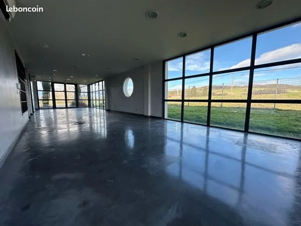 Bureau avec show room dans zone industrielle à St Symphorien sur Coise