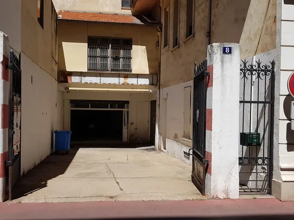 Accès camion Cour 100m2 plein centre CANNES