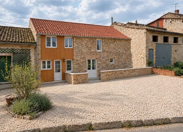 Grange en pierre à rénover entièrement, au coeur d'Astaffort, plus de 200m²